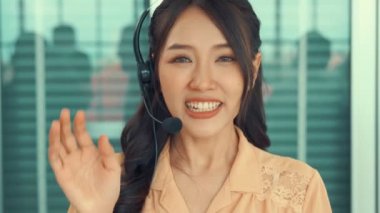 İş kadını görüntüsü video konferansında aktif olarak konuşurken görüntülendi