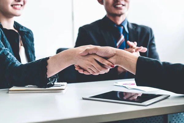 Umowa uścisku dłoni między przedsiębiorcami w urzędzie. — Zdjęcie stockowe