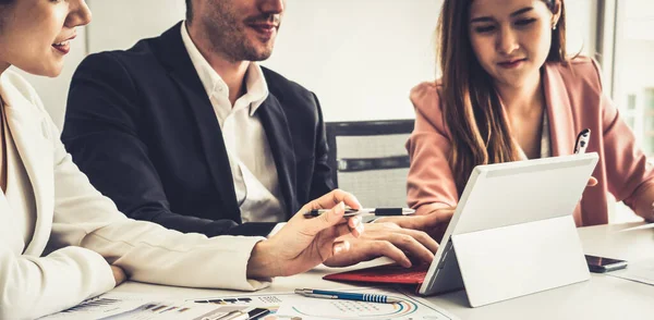 Empresarios y empresarias que trabajan en el cargo. — Foto de Stock