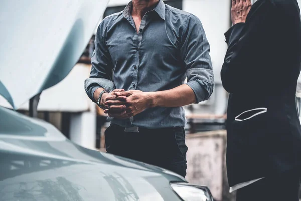 Hombre ayudar a la mujer solucionar el problema del coche. —  Fotos de Stock