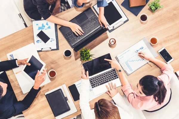 Gente de negocios en reunión de grupo en la oficina. — Foto de Stock