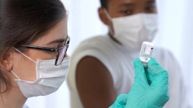 Genç adam, aşı için yetenekli doktoru hastanede ziyaret ediyor.