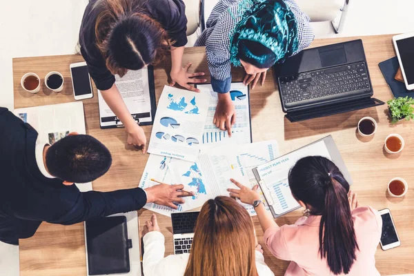 Gente de negocios en reunión de grupo en la oficina. — Foto de Stock