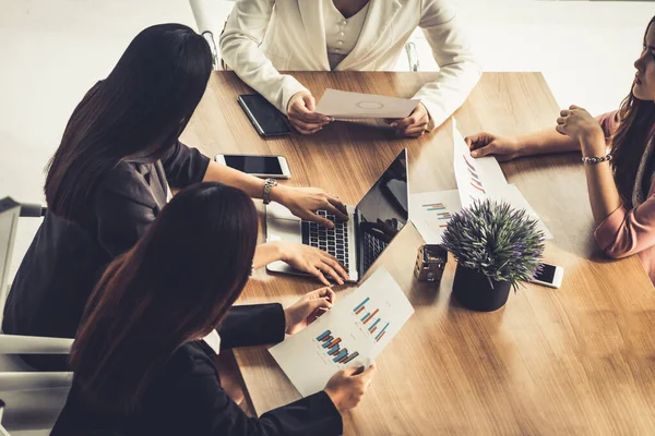 Businesswomen in Meeting, Laptop Computer on Table — Stock Photo, Image