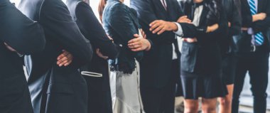 Birçok mutlu iş adamı el ele tutuşuyor..