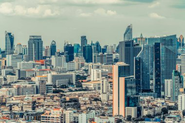 Metropolis şehir merkezindeki şehir manzarası ve yüksek binalar