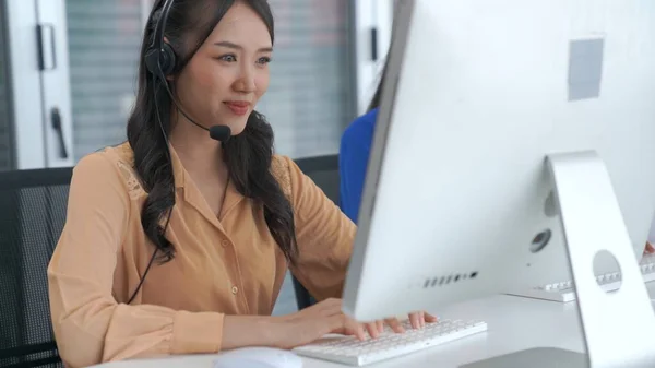 Femme d'affaires portant un casque travaillant activement au bureau — Photo