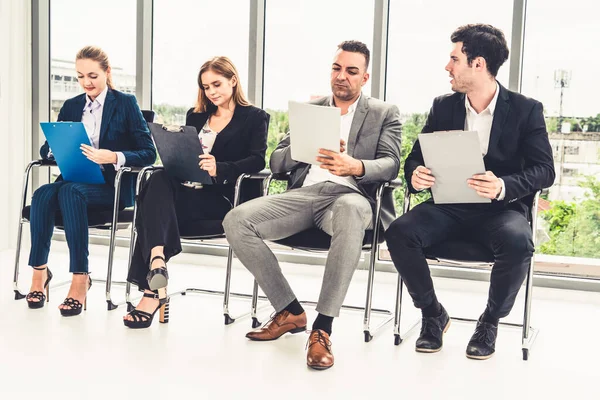 Zakenvrouwen en zakenlieden wachten op een interview. — Stockfoto