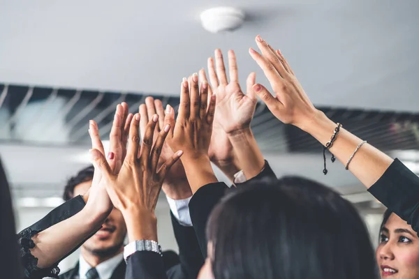 Veel gelukkige zakenmensen steken de handen ineen. — Stockfoto