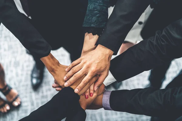 Viele glückliche Geschäftsleute schließen sich zusammen. — Stockfoto