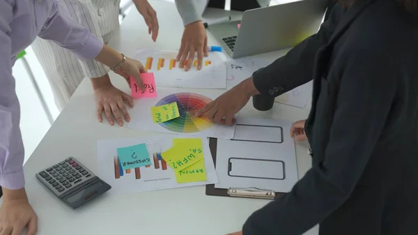 Empresarios discuten hábilmente el proyecto de trabajo en la mesa de reuniones — Foto de Stock