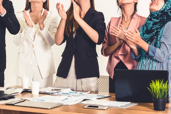 Geschäftsleute applaudieren bei einem Geschäftstreffen. — Stockfoto