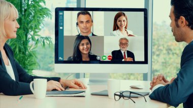 Sanal işyerinde ya da ücra bir ofiste grup iş adamları buluşması