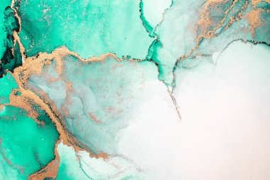 Kağıt üzerinde mermer sıvı mürekkep resminin yeşil altın soyut arkaplanı .