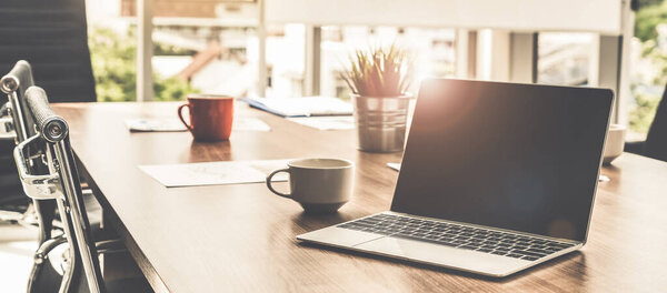 Ноутбук на столе в конференц-зале.