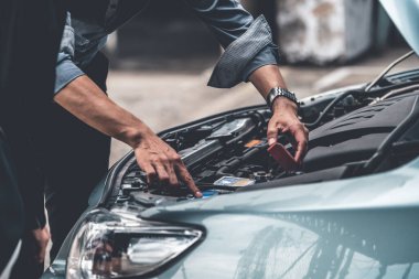 Erkek kadına yardım eder araba sorununu çözer.