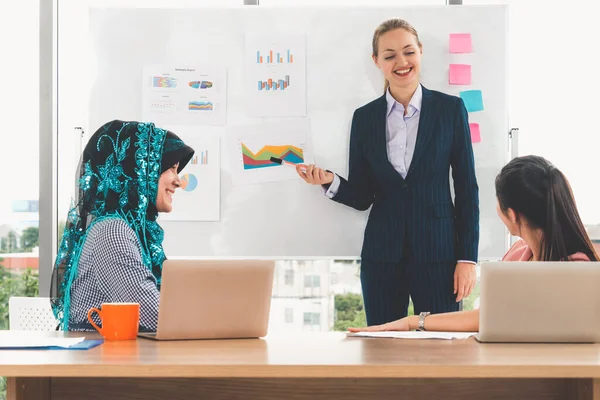 Grupo de trabajo multicultural en la reunión de trabajo en equipo. —  Fotos de Stock