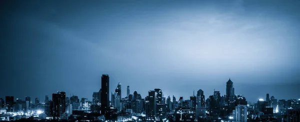 Paisagem urbana com filtro azul e edifícios altos no centro da cidade de metrópole — Fotografia de Stock