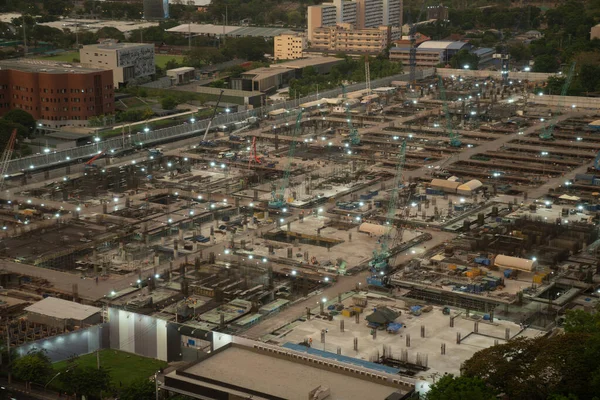 Großbaustelle mit schweren Baumaschinen in Metropolen — Stockfoto