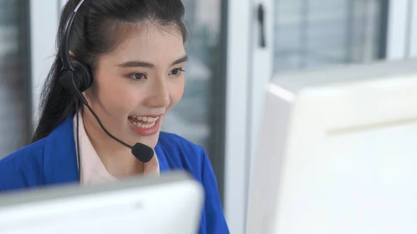 Geschäftsfrau mit Headset arbeitet aktiv im Büro — Stockfoto