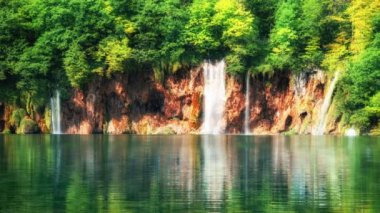 Plitvice Gölleri Hırvatistan 'daki şelale manzarasının kusursuz döngü sineması videosu