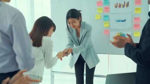 Geschäftsfrau stellt Arbeitsprojekt kompetent vor und wird vom Team gefeiert — Stockvideo