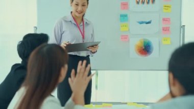 Yetenekli iş kadını takım liderinin iş projesi sunumu