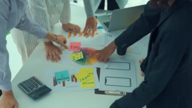 İş adamları iş projesini toplantı masasında yeterince tartıştılar