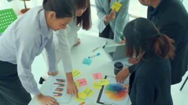 İş adamları iş projesini toplantı masasında yeterince tartıştılar