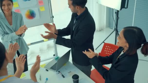 Podnikatelka odborně prezentovat pracovní projekt dostávají oslavy od týmu — Stock video