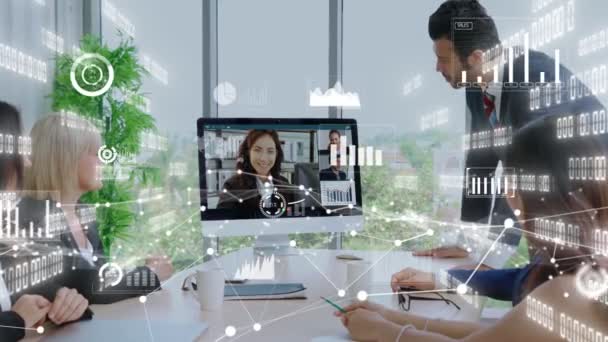 Kreativ bild av affärsmän i ett möte med företagets personal på videosamtal — Stockvideo