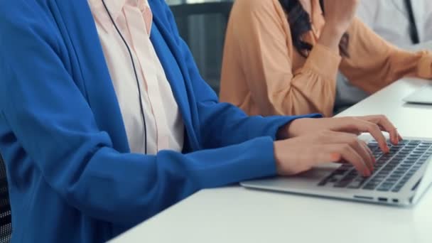 Femme d'affaires portant un casque travaillant activement au bureau — Video