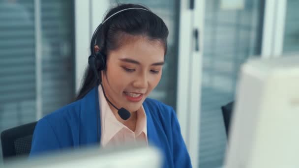 Geschäftsfrau mit Headset arbeitet aktiv im Büro — Stockvideo