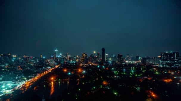 Czas upływu nocy pejzaż miasta i wieżowców w centrum metropolii — Wideo stockowe
