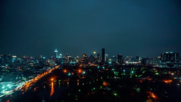 Time lapse nuit paysage urbain et immeubles de grande hauteur dans le centre-ville de la métropole — Video