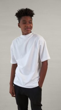 Genç Afro-Amerikan ergen portresinin dikey videosu.