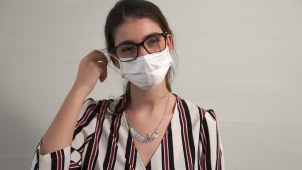 若いです女性は顔から削除マスクを取る — ストック動画