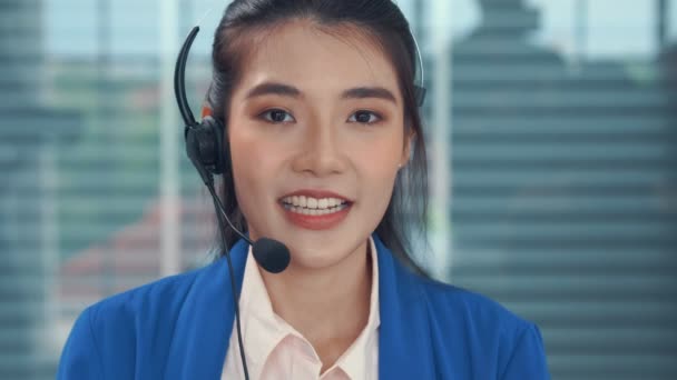 Videollamada vista de cámara de la mujer de negocios habla activamente en videoconferencia — Vídeos de Stock