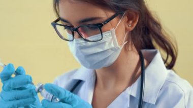 Yetenekli doktor aşıyı enjeksiyondan önce yeterince hazırlayın.