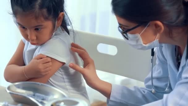 女学生到医院看熟练的医生接种疫苗 — 图库视频影像