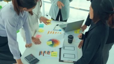 İş adamları iş projesini toplantı masasında yeterince tartıştılar