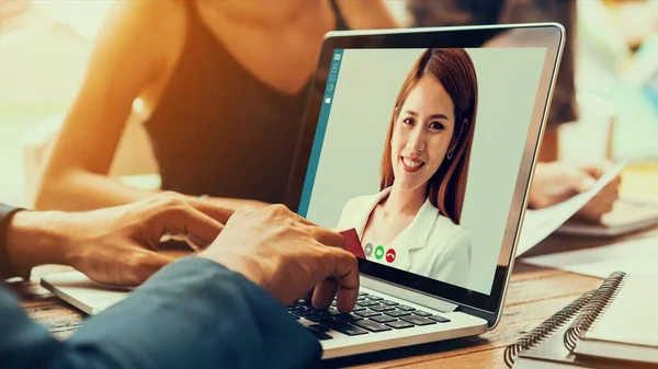 Réunion des gens d'affaires du groupe d'appels vidéo sur un lieu de travail virtuel ou un bureau à distance — Photo