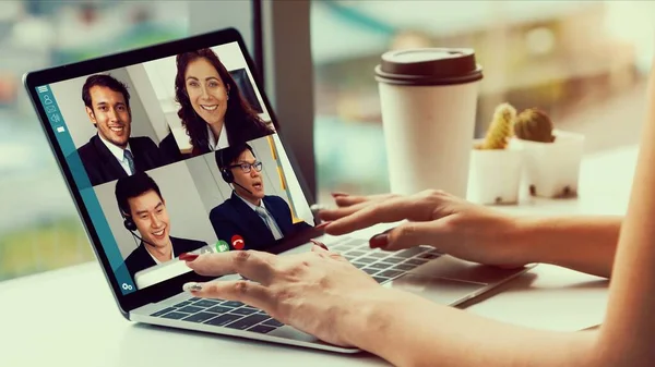 Videosamtal affärsmän möte på virtuell arbetsplats eller fjärrkontor — Stockfoto