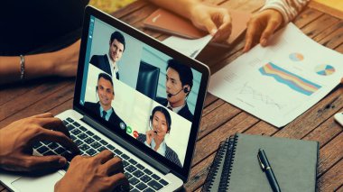 Sanal işyerinde ya da ücra bir ofiste grup iş adamları buluşması