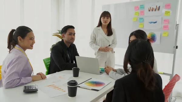 Apresentação de projeto de negócios por líder de equipe de empresária proficientemente qualificada — Fotografia de Stock