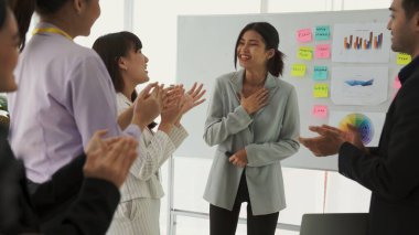 İş kadını, iş projesinde yeterlilikle yer alırsa ekipten kutlamalar aldı