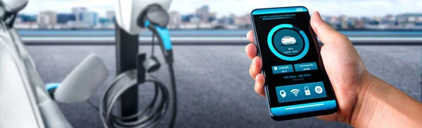 EV зарядное устройство для электромобиля со статусом мобильного приложения — стоковое фото