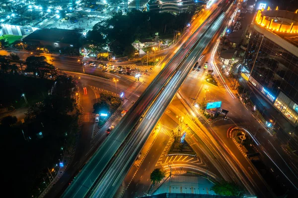 Metropolis şehir merkezinde gece yoğun karayolu kavşağı var.