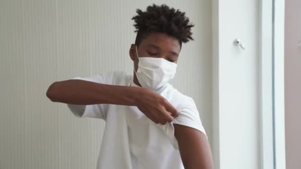 Afro-Amerikaanse tiener toont vrolijk COVID-19 vaccinverband — Stockvideo