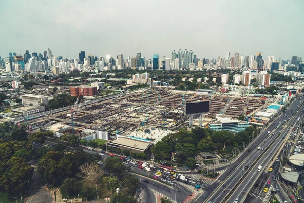 Blick auf Stadtbild und Baustelle in der Metropole — Stockfoto